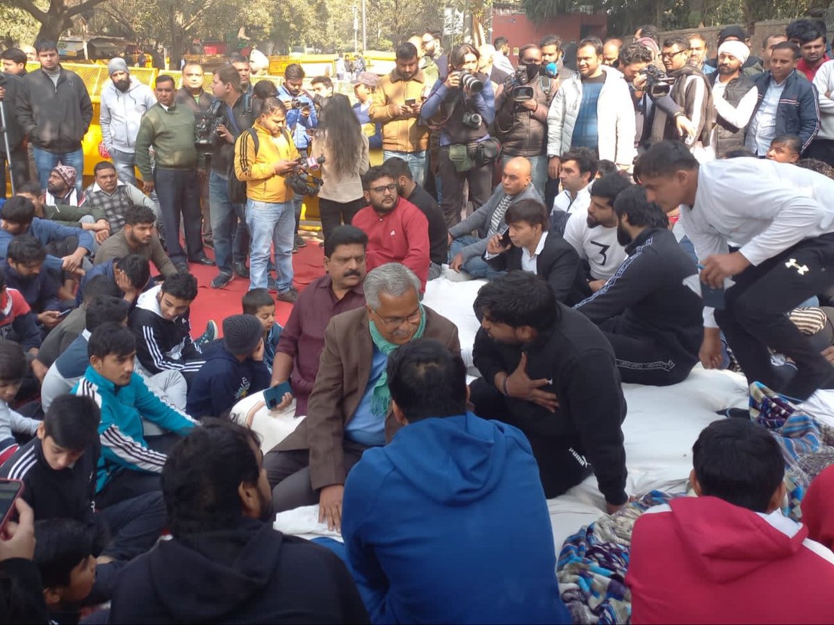 CPI MP @BinoyViswam1 met with protesting wrestlers at Jantar Mantar. These wrestlers have made India proud. The charges they have levelled against the WFI are very serious. When they brought medals, we celebrated. When they seek justice, it’s our duty to stand with them.