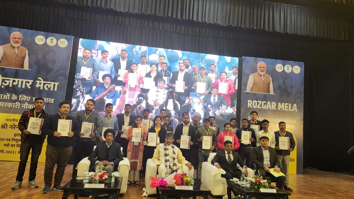 Hon'ble Central Minister Shri Pashupati Kumar Paras with new joinees who received appointment letters at the 3rd tranche of Rozgar Mela at the Convention Centre, CCL, Ranchi on 20.01.2023. #RojgarMela <a href="/cbic_india/">CBIC</a> <a href="/FinMinIndia/">Ministry of Finance</a> <a href="/nsitharamanoffc/">Nirmala Sitharaman Office</a> <a href="/officeofPCM/">Office of Pankaj Chaudhary</a> <a href="/mygovindia/">MyGovIndia</a> <a href="/DoPTGoI/">DoPT</a>
