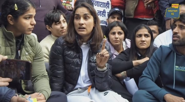 prashant_baspae's tweet photo. बेटी बचाओं बेटी पढ़ाओं का नारा देने वाली बीजेपी डबल इंजन कि सरकार क्या इन बेटियों को बचाएंगी|
आख़िर कुकर्म के आरोप बीजेपी के नेताओं पर क्यों लगतें है और बीजेपी के नेता बलात्कारियों के साथ क्यों खड़े होते है|
@PMOIndia @manoh @smritiirani 
@BajrangPunia @SakshiMalik @Ani @ABPNews https://t.co/tpwY87j1Kh