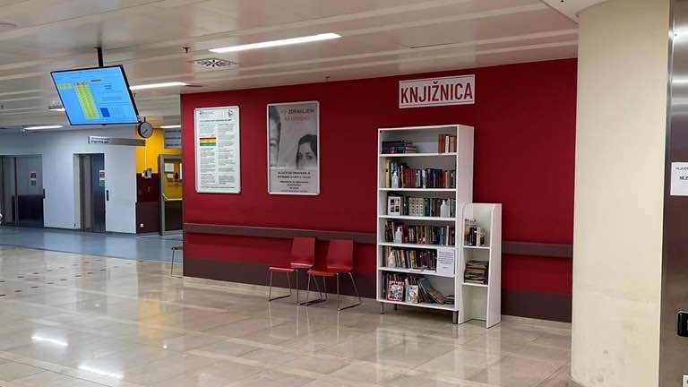 FVPotocnik's tweet photo. Na urgenco so dali knjižnico. Knjižnico! Kako da jih ni sram. https://t.co/A240fZtdDh