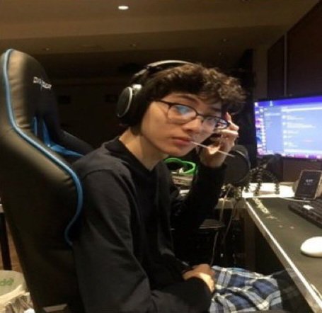 gui66s's tweet photo. why everyone with these glasses looks so good?? https://t.co/cqFkzvLLjj