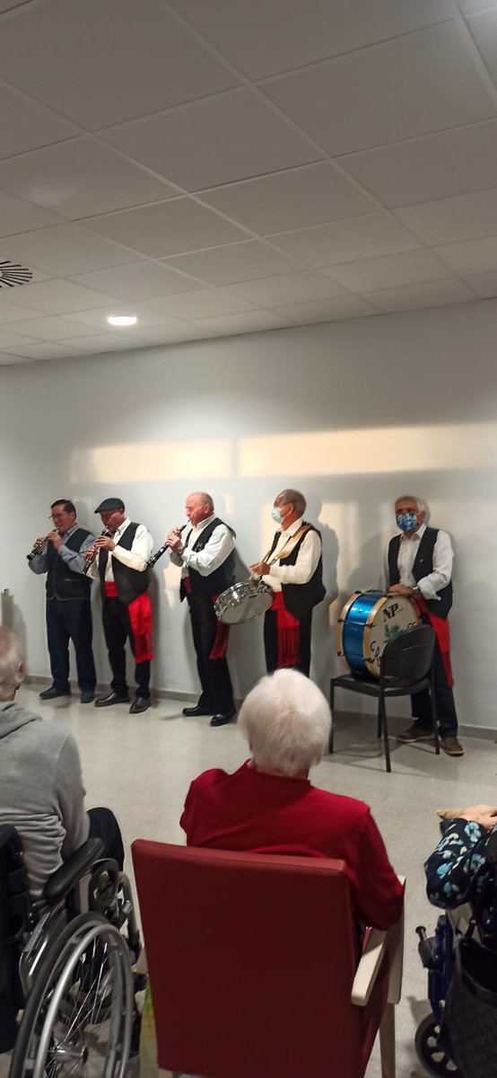 casteleonesLh's tweet photo. Ayer en la residencia Prytanis de la plaza Europa, pasando una buena tarde con la tercera edad, amenizando la tarde y pasándolo muy bien con ellos @casteleonesLh https://t.co/PvTSyA5spU