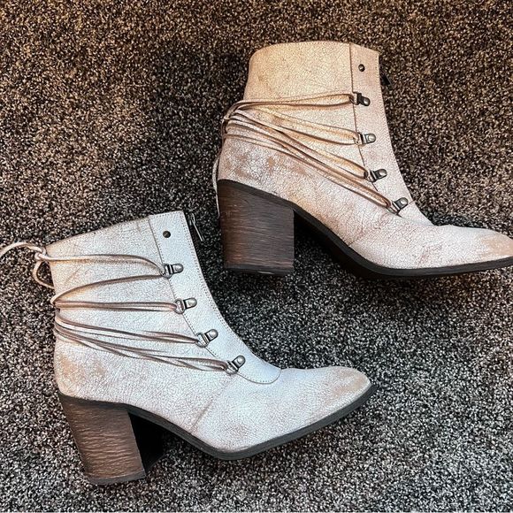 PoshHooking's tweet photo. So good I had to share! Check out all the items I'm loving on @Poshmarkapp from @lizposhboutique #poshmark #fashion #style #shopmycloset #sbicca #jonesnewyork: https://t.co/dVdqIquIJB https://t.co/HQH0rrdNBu