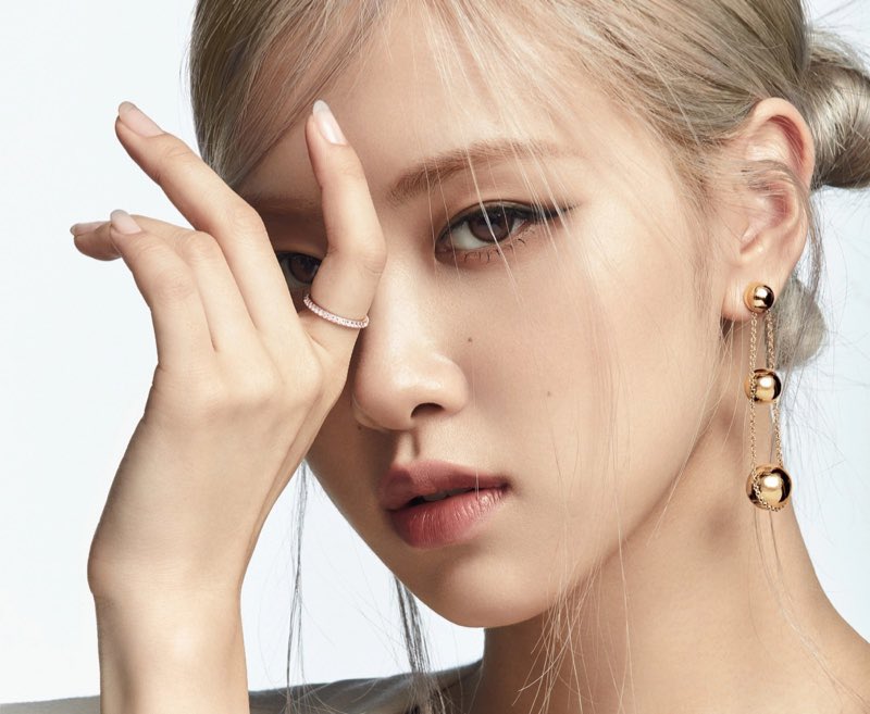 BLACKPINKBRASIL's tweet image. 🌐 A coleção HardWear da Tiffany &amp;amp; Co. dobrou em vendas após Rosé se tornar o rosto da linha.

🖇️ cnb.cx/3XG8kWW

@BLACKPINK