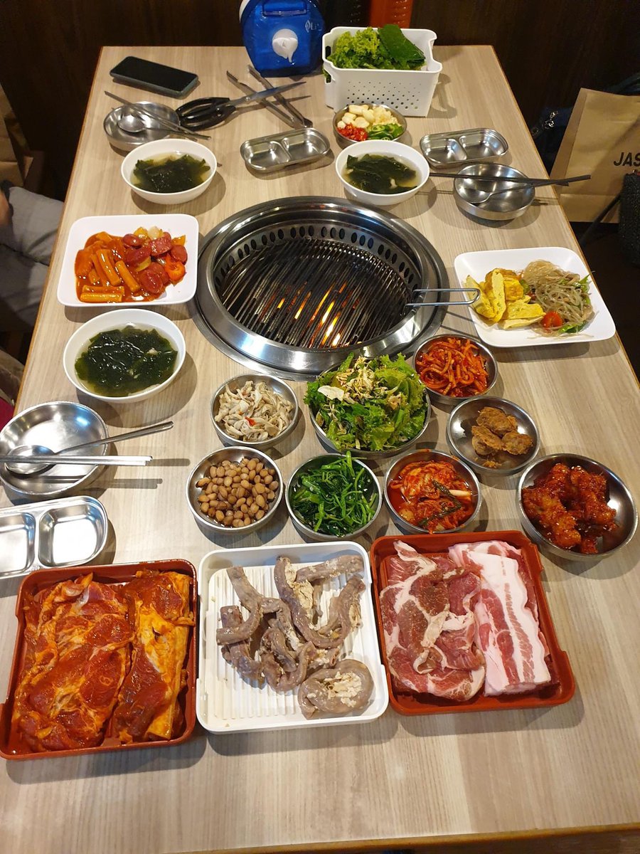 twoajumma's tweet photo. ควัง ฮัน รู ร้านปิ้งย่างสไตล์เกาหลี ตั้งอยู่ใน Korea Town อโศก เดินทางสะดวก ลง bts อโศก เป็นร้านบุฟเฟต์ราคาไม่แพง 300++ บาท อร่อยมาก ทุกคน มันดีมาก ปิ้งย่างมาแบบจุกๆ ใครสายนี้ ห้ามพลาด ร้านนี้ บอกเลย @aroii https://t.co/oa42Jjdtr2