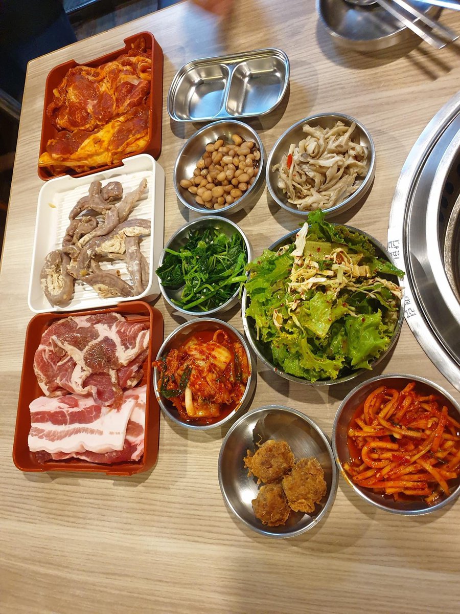twoajumma's tweet photo. ควัง ฮัน รู ร้านปิ้งย่างสไตล์เกาหลี ตั้งอยู่ใน Korea Town อโศก เดินทางสะดวก ลง bts อโศก เป็นร้านบุฟเฟต์ราคาไม่แพง 300++ บาท อร่อยมาก ทุกคน มันดีมาก ปิ้งย่างมาแบบจุกๆ ใครสายนี้ ห้ามพลาด ร้านนี้ บอกเลย @aroii https://t.co/oa42Jjdtr2