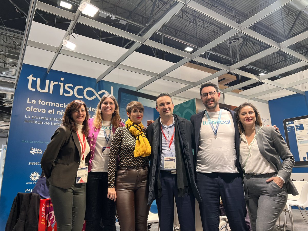 iMeMiNe's tweet photo. Y, estando allí, aparece otro grande: @Alexhoteles. Así que nada, nos hicimos foto de familia, nos invitaron los de #Turiscool a manolitos y le pedí a Alejandro que @hotelbecquer_ y @HotelKivir se apuntaran al follón del #Beatlefeast. Y dijeron que sí ☺️ Pronto, todos los datos. https://t.co/ixviaCjkI7