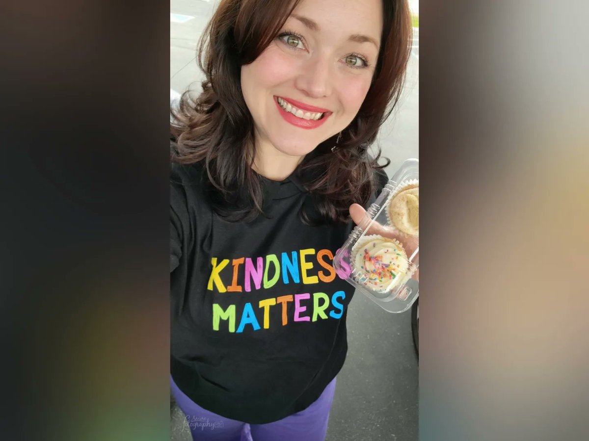 SoledadKern5's tweet photo. #landmarkmiddleschool had an excellent #BARRImplementation #Training &amp; #BARRCoachingVisit. #KindnessMatters &amp; I have received so much of it from your staff and students. Thank you for the swag and cupcakes!! @BarrCenter #BARRCenter #StrongerTogether #BARRFamily https://t.co/xChgp3TClS