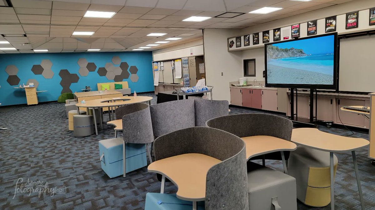 SoledadKern5's tweet photo. #landmarkmiddleschool had an excellent #BARRImplementation #Training &amp; #BARRCoachingVisit. #KindnessMatters &amp; I have received so much of it from your staff and students. Thank you for the swag and cupcakes!! @BarrCenter #BARRCenter #StrongerTogether #BARRFamily https://t.co/xChgp3TClS