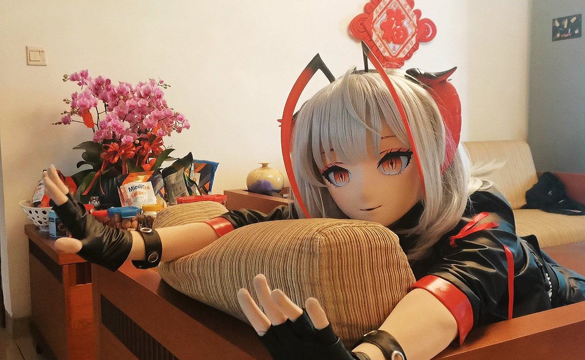 kerneldoge's tweet image. “炎国的新年？真是悠哉呢，我们雇佣兵哪有什么节日可谈…算了，难得休息一下也不是坏事”

（过年了，手头的事终于可以放放咯
#kigurumi #明日方舟