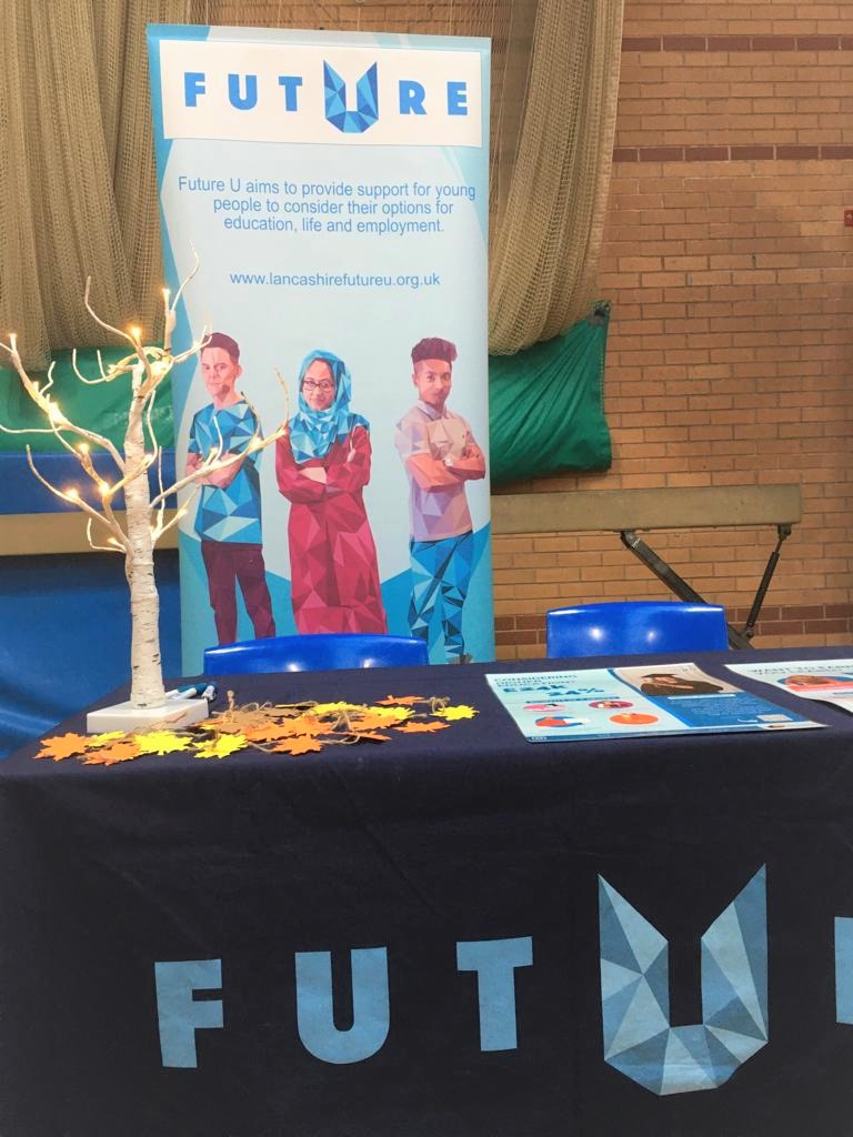 lancsfutureu's tweet image. Pupils can be greatly motivated by visualizing their desired career path.🧠

We're excited to announce that The Dream Tree is making a return for today's Careers Fair at @ashtoncsc.🌲

Check back later to see the many dream jobs the pupils aspire to achieve.
#UniConnect #DreamBig