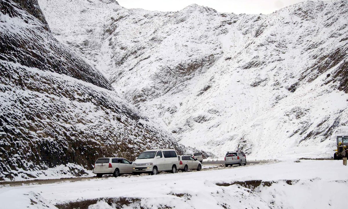 ChangaizKN's tweet photo. Season’s First Snow ❄️❄️ in #Quetta
#QuettaSnowfall 
#ExplorePakistan https://t.co/cVeMOTfF5O