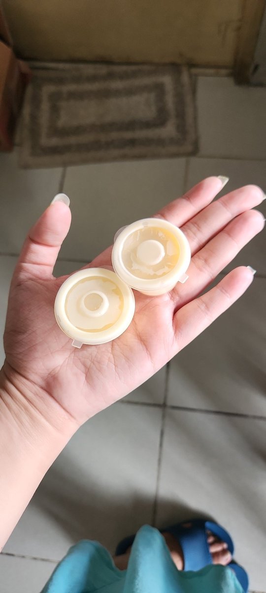 LetsKillJill's tweet photo. Ang greedy naman ng Ate Rica's. 20 pesos sa ganito kaliit na extra cheese?? Hindi man lang pinuno. https://t.co/6mcsWlcv4p