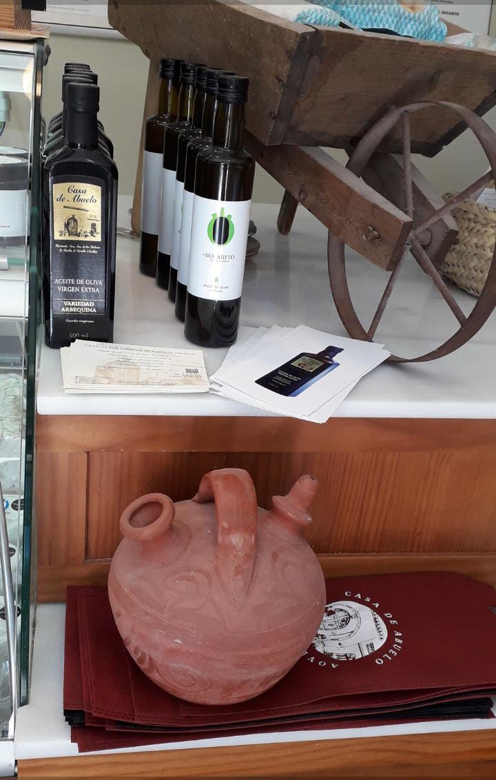 aovecasa_abuelo's tweet photo. En la tienda de Quesos el Bucarito A-491 km 12,95 en Rota (Cádiz) puedes encontrar a la venta las tres variedades de AOVE CASA DE ABUELO
#aoveCasadeAbuelo #Monovarietal #tradiccion #familiar #Arbequina #verdial #hojiblanca https://t.co/gOmgOd2Vh4