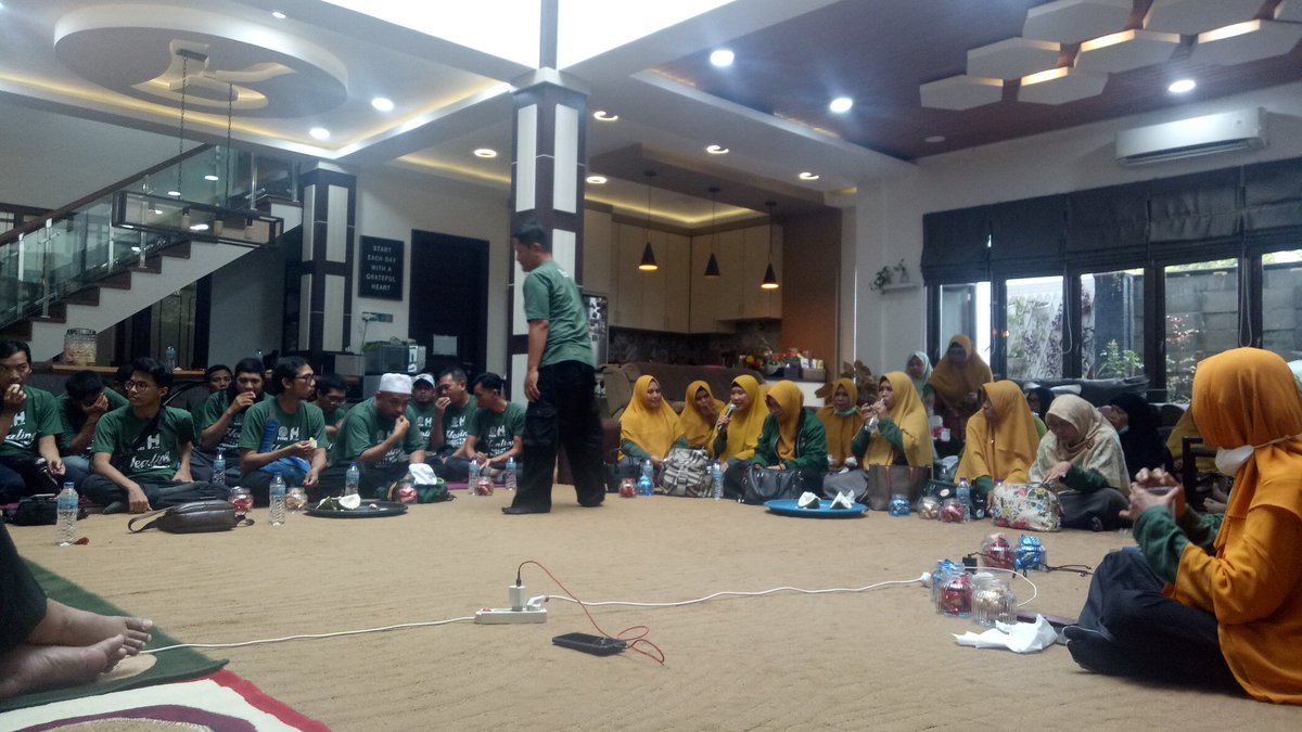 Muhammad2012's tweet photo. Silaturahmi di rumah pak Rofik hananto SE komisaris HNI https://t.co/MQVHZ4wlaV
