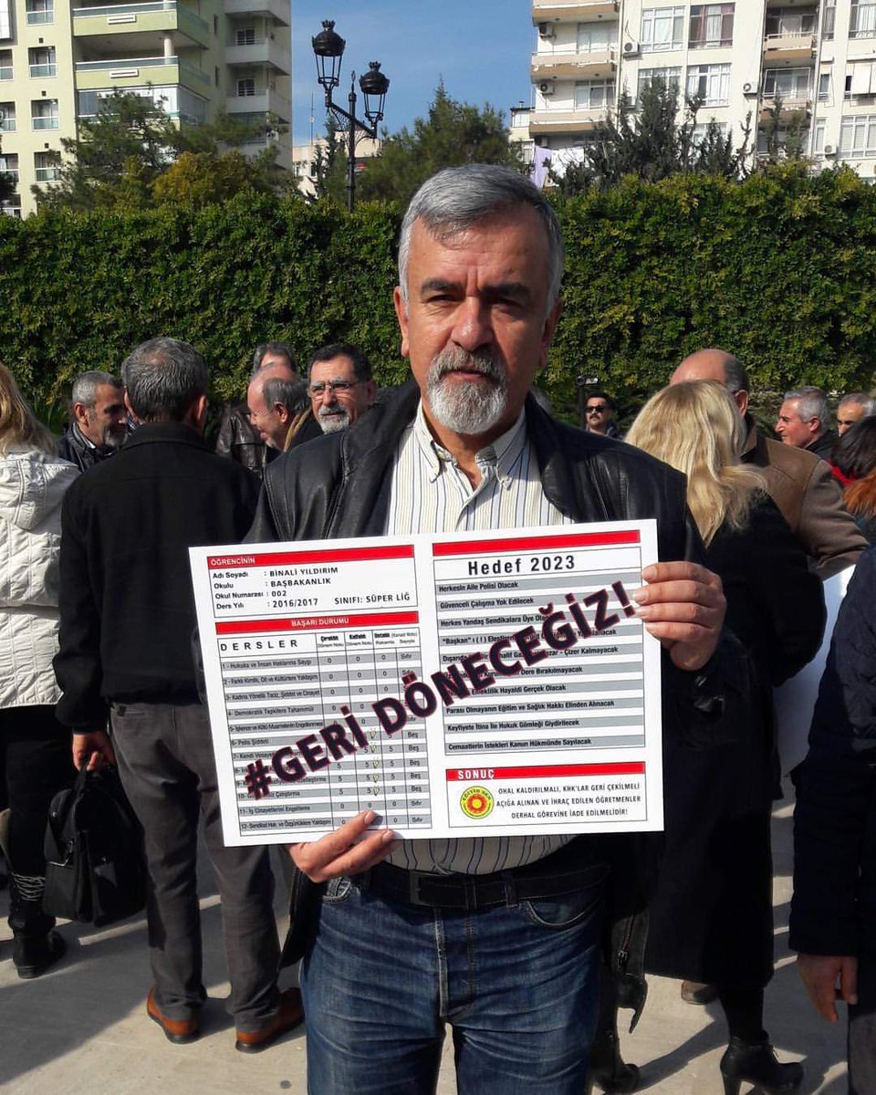 mkorkmaz62's tweet photo. 40 bin KHK lı öğretmen bu gün öğrencilerine yine  karne veremeyecek. Ancak asıl karneyi 14 Mayısta biz size verecegiz.Bize yaptıklarınıza pişman olacaksınız.
@Turkiye_KHK 
@khktelevizyonu https://t.co/XZnzfOq3Ns