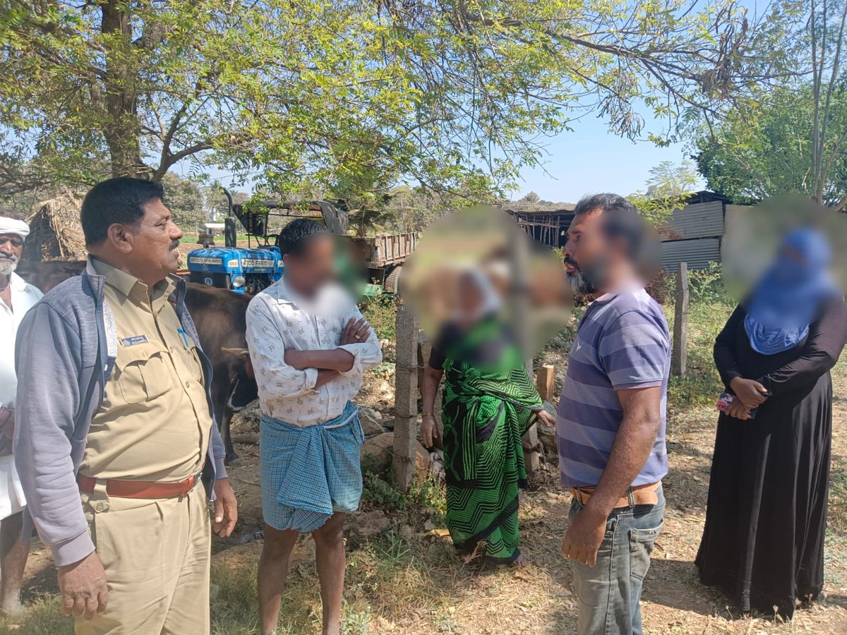 chnpolice's tweet photo. ದಿ:19-01-23ರಂದು11:36ರಲ್ಲಿ ಗುಂಡ್ಲುಪೇಟೆ ಠಾಣಾ ವ್ಯಾಪ್ತಿಯ ಕೋಡಹಳ್ಳಿ ಗ್ರಾಮದಲ್ಲಿ ಜಮೀನಿನ ಜಾಗದ ವಿಚಾರವಾಗಿ ಗಲಾಟೆ ಉಂಟಾಗಿದೆ ಎಂದು 112 ಗೆ ಕರೆ ಬಂದಿದ್ದು ತಕ್ಷಣ ಹೊಯ್ಸಳ-02 ಅಧಿಕಾರಿಯವರು ಸ್ಥಳಕ್ಕೆ ಧಾವಿಸಿ ಗಲಾಟೆ ನಿಲ್ಲಿಸಿ, ತಿಳುವಳಿಕೆ ನೀಡಿ ಸಂಬಂಧಪಟ್ಟ ಇಲಾಖೆಯಲ್ಲಿ ಸಮಸ್ಯೆ ಬಗೆಹರಿಸಿಕೊಳ್ಳುವಂತೆ ತಿಳಿಸಿರುತ್ತಾರೆ. #SPchn https://t.co/CfHEQab6Yz