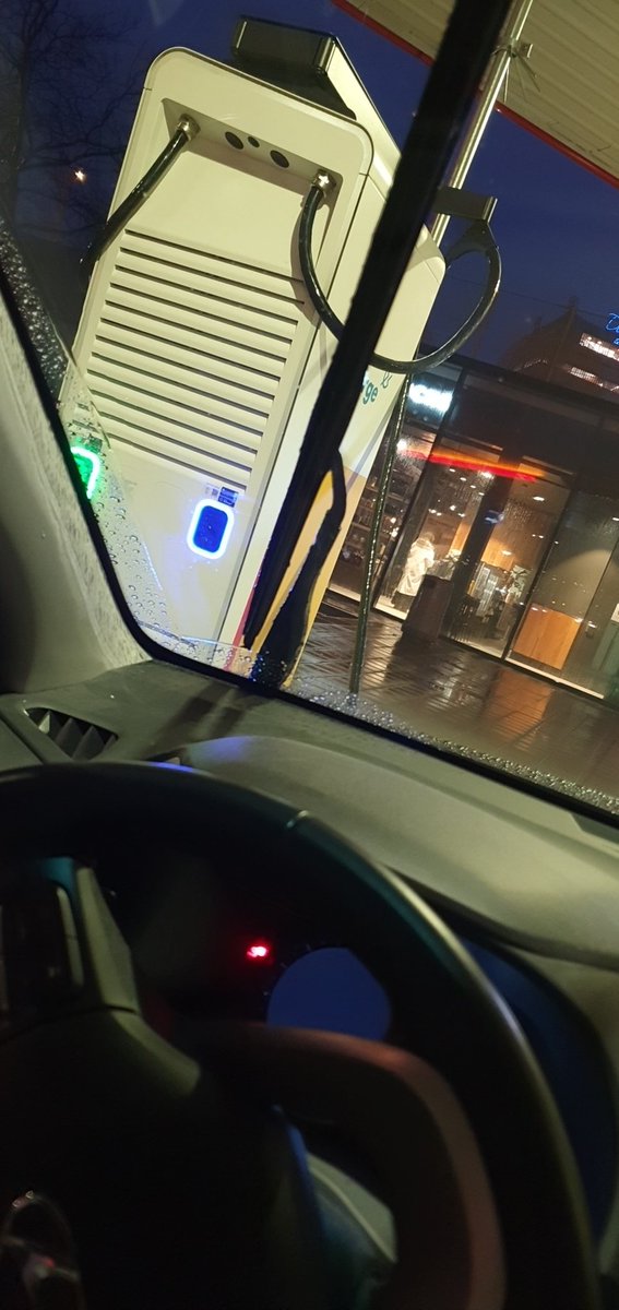 Martijn_vdv's tweet photo. Goedemorgen @EnecoeMobility hoe is jullie morgen? Ik weer aan de lader en m'n beoordeling gemist omdat jullie van mij niet mogen aannemen dat de laders in de markthal niet werken. Eergisteren moest interparking het doorgeven, Gister de Vve, benieuwd wat daarna weer het verhaal is https://t.co/NrqXKQr3tu