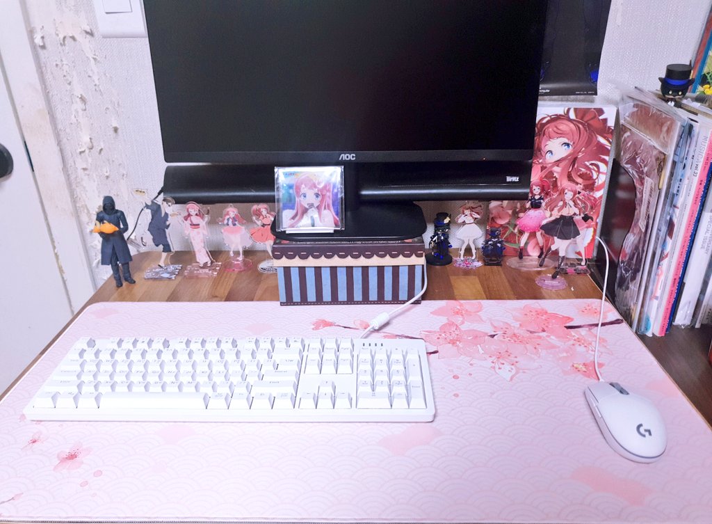 さくらちゃんをモチーフにしたマットとライブのグッズが遂に届いた...嬉しい可愛い😭✊✊💕(左の壁紙は猫の仕業です) 