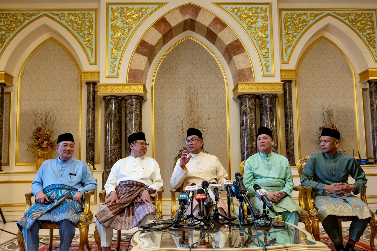 anwaribrahim's tweet photo. Intipati penting yang disentuh dalam Mesyuarat Tindakan Pelaksanaan MA63 pagi tadi: 

1. Kerajaan bersetuju untuk melantik Pegawai Kewangan Negeri Sarawak sebagai Anggota Lembaga Pengarah LHDNM. 

#MalaysiaMADANI #Perpaduan https://t.co/vrUymOQtH0