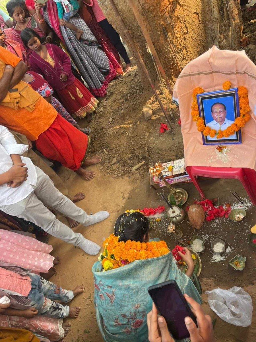 Barsha_bariha's tweet photo. ଆଜି ପଦ୍ମପୁର ନିର୍ବାଚନ ମଣ୍ଡଳୀ ପାଇକମାଳ ବ୍ଳକ ଭେଙ୍ଗରାଜ ପୁର ଅନ୍ତର୍ଗତ ଝେଙ୍ଗନାଡ଼ିହି ଠାରେ ସ୍ୱାଲାଖ ବିନ୍ଧ୍ୟଗିରି ବାସୀ ବିଞ୍ଝାଳ ସମାଜ ତରଫରୁ ଅନୁଷ୍ଠିତ ସଭାରେ ଭାଇ ଭୋଜରାଜ ସିଂ ବରିହା ଓ ମୁଁ ଯୋଗଦାନ କଲୁ।
@CMO_Odisha https://t.co/f6Lp0Y9iR2
