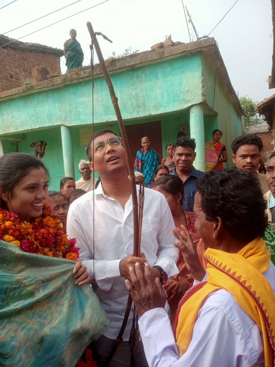 Barsha_bariha's tweet photo. ଆଜି ପଦ୍ମପୁର ନିର୍ବାଚନ ମଣ୍ଡଳୀ ପାଇକମାଳ ବ୍ଳକ ଭେଙ୍ଗରାଜ ପୁର ଅନ୍ତର୍ଗତ ଝେଙ୍ଗନାଡ଼ିହି ଠାରେ ସ୍ୱାଲାଖ ବିନ୍ଧ୍ୟଗିରି ବାସୀ ବିଞ୍ଝାଳ ସମାଜ ତରଫରୁ ଅନୁଷ୍ଠିତ ସଭାରେ ଭାଇ ଭୋଜରାଜ ସିଂ ବରିହା ଓ ମୁଁ ଯୋଗଦାନ କଲୁ।
@CMO_Odisha https://t.co/f6Lp0Y9iR2
