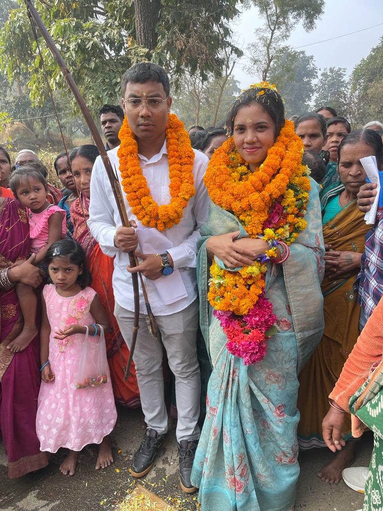 Barsha_bariha's tweet photo. ଆଜି ପଦ୍ମପୁର ନିର୍ବାଚନ ମଣ୍ଡଳୀ ପାଇକମାଳ ବ୍ଳକ ଭେଙ୍ଗରାଜ ପୁର ଅନ୍ତର୍ଗତ ଝେଙ୍ଗନାଡ଼ିହି ଠାରେ ସ୍ୱାଲାଖ ବିନ୍ଧ୍ୟଗିରି ବାସୀ ବିଞ୍ଝାଳ ସମାଜ ତରଫରୁ ଅନୁଷ୍ଠିତ ସଭାରେ ଭାଇ ଭୋଜରାଜ ସିଂ ବରିହା ଓ ମୁଁ ଯୋଗଦାନ କଲୁ।
@CMO_Odisha https://t.co/f6Lp0Y9iR2