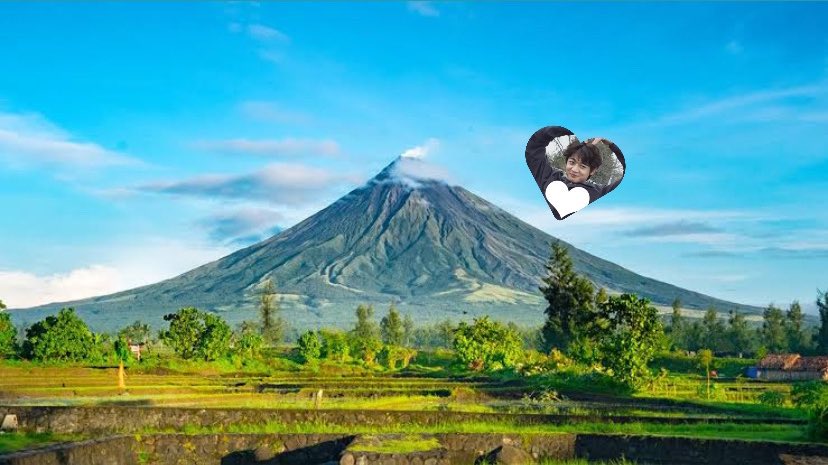 bumkeystory's tweet photo. i’d take minho to albay and see Mayon! flaming charisma bears witness to flaming volcano 🌋_🌋🤍🔥_🔥 

the man also loves the spiciest food so bicol, where the spiciest home-cooked meals are, makes sense 🌶 
#SHINeeMinhoinManila2023 
#2023_BEST_CHOIs_MINHO 
#BestChoisQuestions https://t.co/KFcEIOGc5o