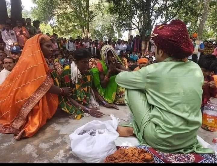 87Ravindrav's tweet photo. सताइस साल का यह युवा संत #बागेश्वर_धाम_सरकार इसलिए वामपंथी लिब्राण्डुओं को खटक रहा है, क्योंकि ईसाई मिशनरियों के धर्मांतरण की दुकानों पर ताला लटकने लग गया था। https://t.co/xCQGZGzHlm