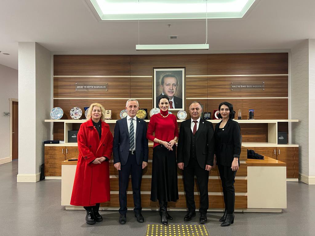 Federasyon üyelerimiz @akced09 @ozbir_okuloncesi @adanaokuloncesidernegi <a href="/kocked41/">Koçked41</a> Ak Parti Ar-Ge Birim Başkan Yard. Seda SARIBAŞ’a sektöre dair raporu takdim ettiler.<a href="/SedaSaribas09/">Seda Sarıbaş</a>