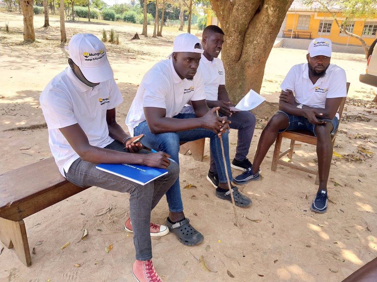 Mungufeni foundation team members in one of the schools in Arua city .... Undertaking a drive by the organization in supporting some few orphans with scholastic material's when the school's open early next month.
It's a noble cause.
#BRIGHTSTARPRIMARYSCHOOL