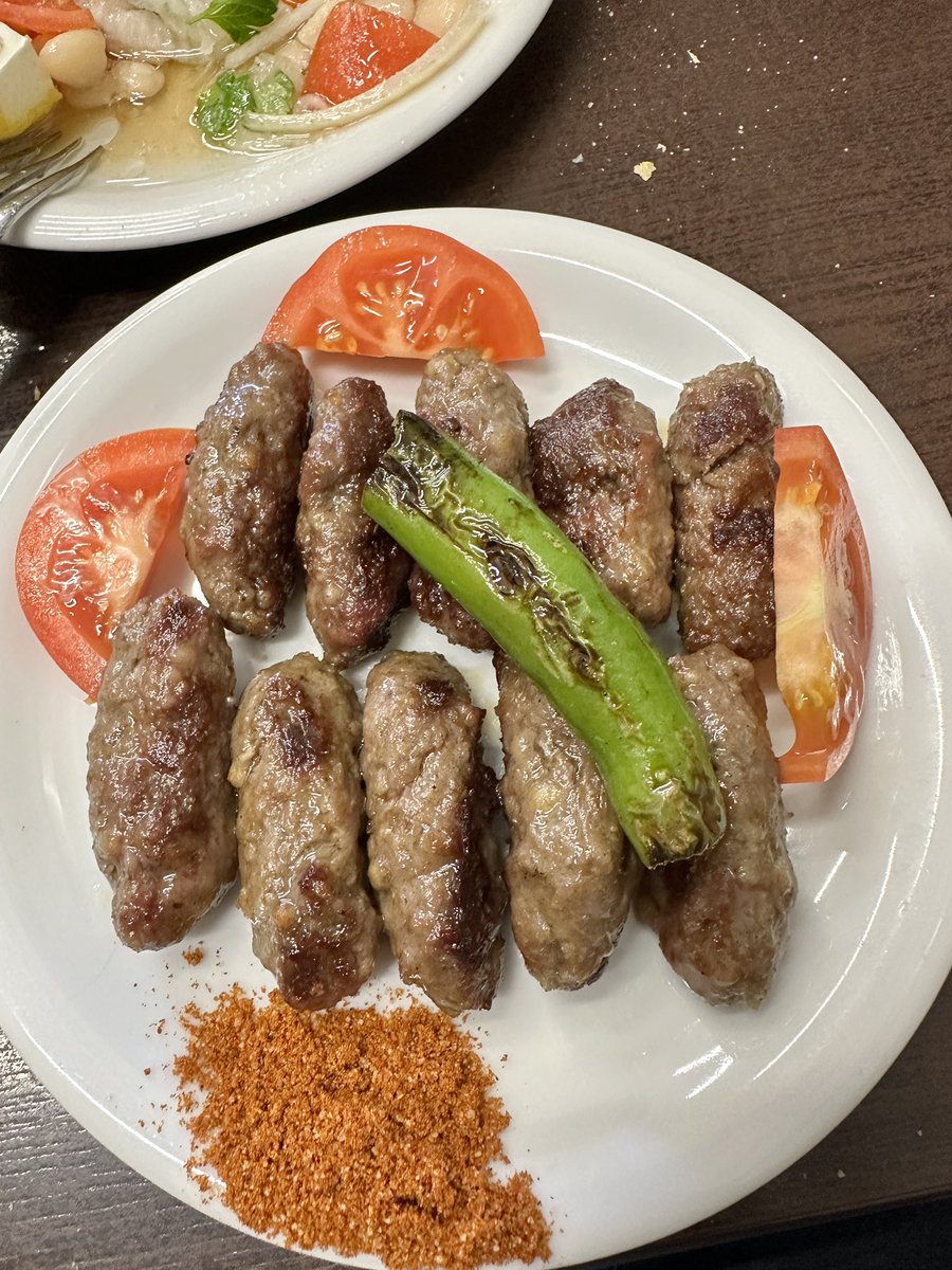 Soldaki köfte tabağı Moda’daki Big Chefs menüsünden. Çatala bakıp köftelerin minnaklığını anlayabilirsiniz. 5 tanecik Liliput köftecik. Bu lezzetsiz tabak 150 tl. Sağdaki ise Karamürsel merkezdeki Köfteci Veli’den. Bu tabağın fiyatı 65 tl. Lezzeti de 10 numara.