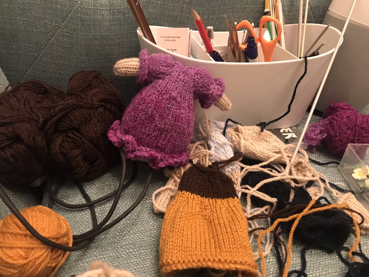 This is what late night knitting looks like the next morning! Sewing up it is then! #craftersgonnacraft #craftersmess #knittersofinstagram #latenightsearlymornings