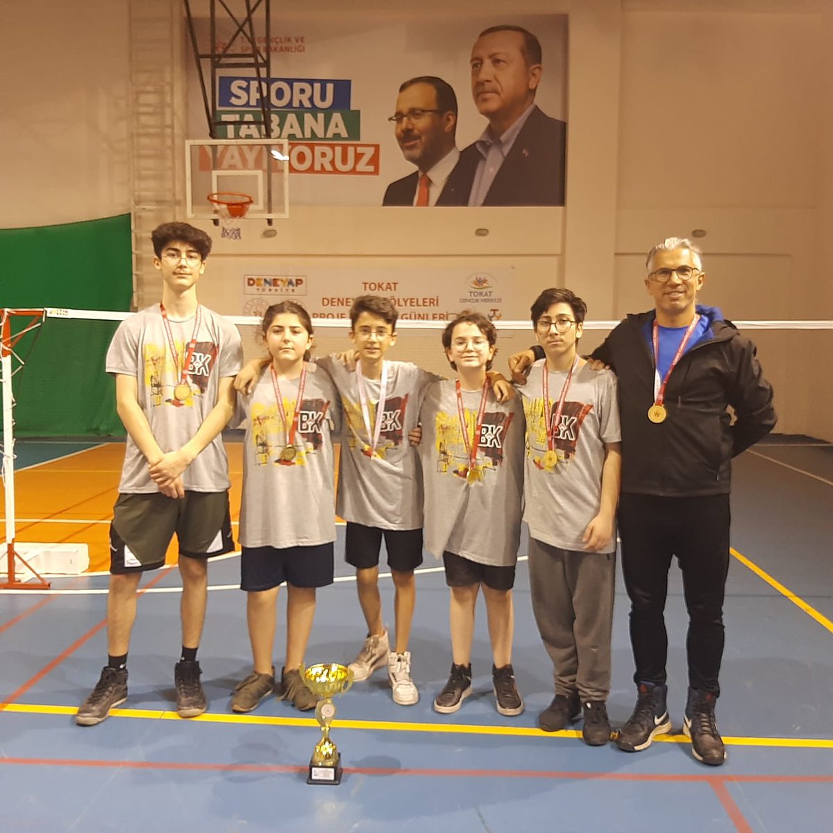 ŞAMPİYON 🏆🏆

2022-2023 Eğitim Öğretim yılı Okul Sporları Yıldız Erkek Badminton takımımız il birincisi olmuştur. 
Şampiyon takımımıza okulumuzu ve ilimizi temsilen gidecekleri grup müsabakalarında sporcu öğrencilerimize Beden Eğitimi Öğretmenlerimize teşekkürler 🏸🏸