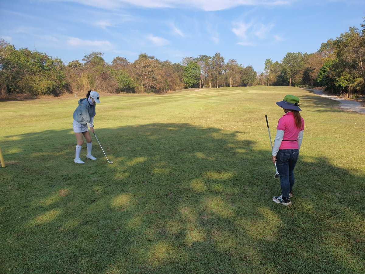 라오스 메콩cc
27홀 치기로해서 7시30분 티업
11시 18홀 종료
식사후 1시30분 9홀 끝
대박은 앞뒤 팀이 없다보니
한국에서는 경험하기 힘든
 진정한 황제골프 쳤네요..
라오스 전지훈련 1일차 종료..
전지훈련인데 가르쳐줄 사람이 없어서 맥주만 실컷 먹으면서 즐겼네요 ㅎㅎ