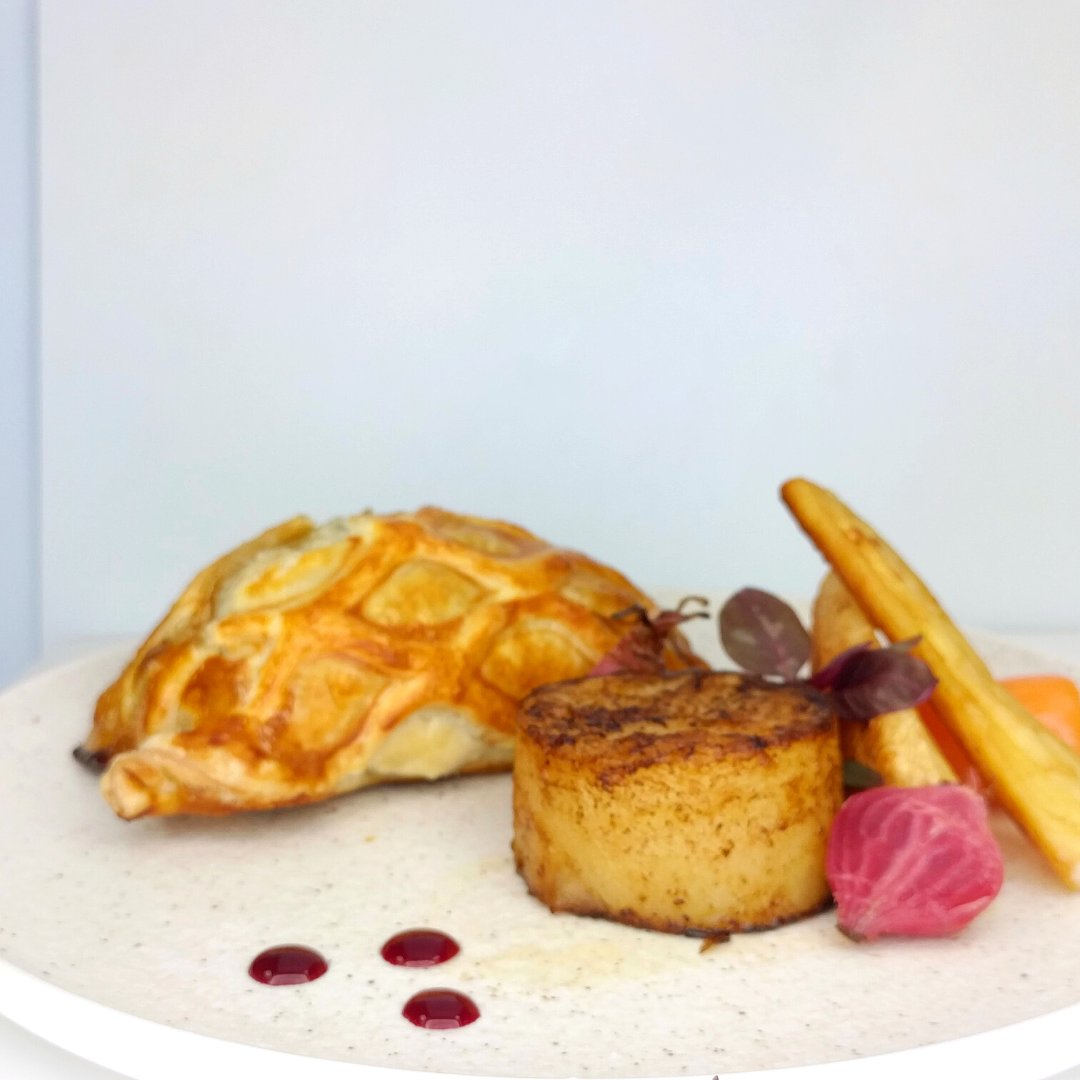 Juicy Mushrooms take center stage in this #Vegan Wellington; serve this stunning #Mushroom #Wellington this #Veganuary 🌱 #Vegetarian filling of Cheese, Courgette, Pepper chutney & Wild Mushrooms encased in puff #pastry. 🍄 Add to your order on 01563 550008 via PRO02258 🍄