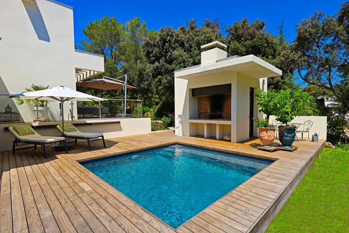 Pour votre petit jardin pensez à la mini piscine idéale pour les petits espaces.

Comme ce joli carré d’eau qui s’accorde parfaitement avec l’architecture cubique de la maison. Une piscine qui se veut épurée, de forme et de couleur contemporaine pour une maison contemporaine.