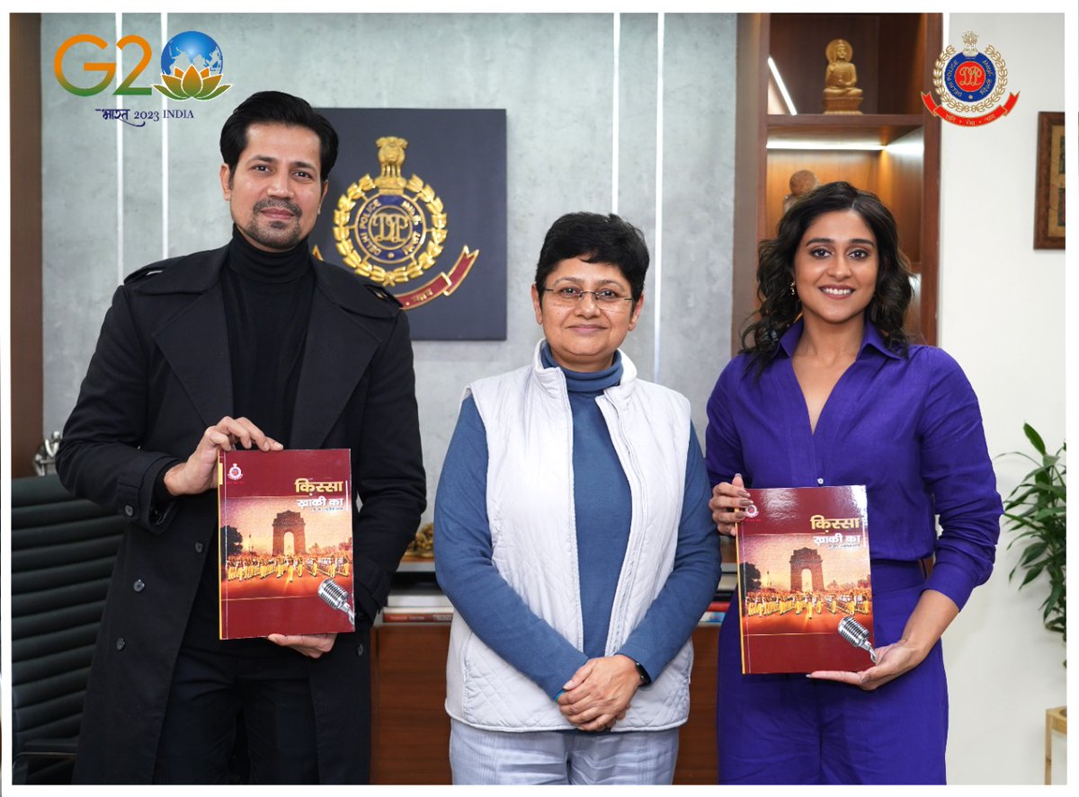 The lead star cast of #JaanbaazHindustanKe @ZEE5India visited Police Headquarters. DCP/PRO presented them Delhi Police 'Kissa Khaki Ka' book. They also shared their views on policing and challenges of Social Media. @ReginaCassandra @vyas_sumeet
