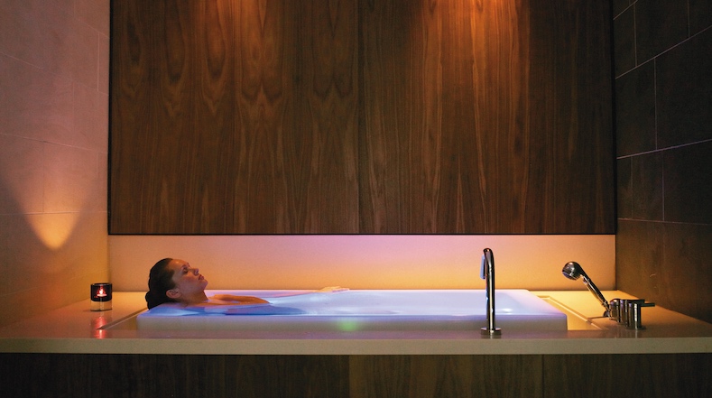 GoodSpaGuide's tweet photo. .@OldCourseHotel & Kohler Waters Spa in #StAndrews offer therapeutic #watertreatments. Submerge yourself in the SŌK Overflowing Bath by Kohler; the #chromatherapy full-colour spectrum feature allows you to literally bathe in #rainbows #bathingrituals
https://t.co/QFF5VLSpxn https://t.co/jpDH5jRMwV