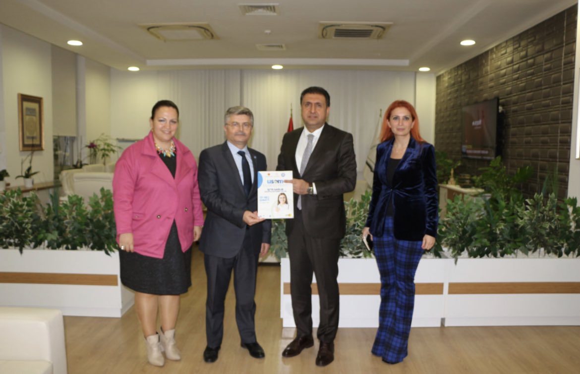 17-18 Şubat tarihleri arasında düzenlenecek olan Uluslararası Sağlık, Estetik ve Medikal Kariyer Fuarı ziyaretlerinde bugün İzmir İl Milli Eğitim Müdürü Murat Mücahit Yetür’ü makamında ziyaret ettik. Sn. Yetür’e fuara ilişkin destekleri için teşekkür ederiz.