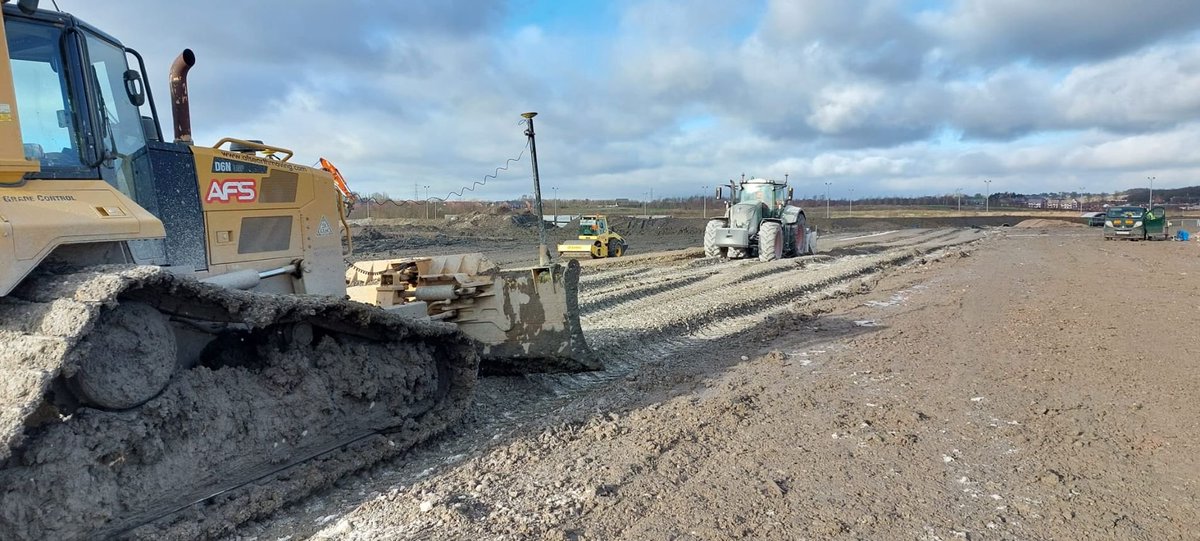 Works are coming together on a large project started this week in Derbyshire. Activities include the reuse of site won fill materials through lime modification, followed by the construction of piling mats. Let’s hope the weather stays on our side 🙏
#afsearthmoving #earthworks