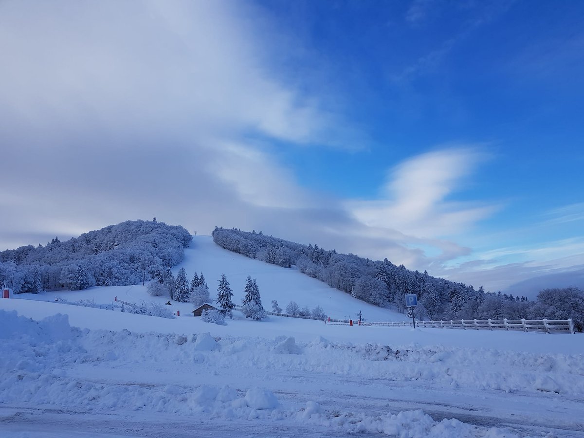 La neige est arrivée à la Station de La Planche des Belles Filles : ouverture ce week-end, de 9h à 17h ❄️ Le domaine ski alpin sera accessible dans sa totalité ⛷️🎉