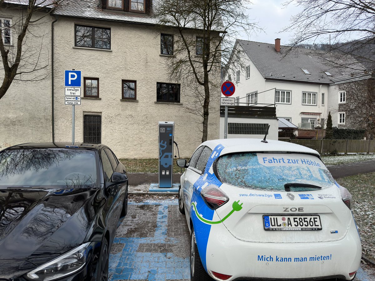 Daniel_Meidl's tweet photo. @SWUStadtwerke es ist ja ganz nett, dass ihr euch eine von drei Lademöglichkeiten einfach so weg blockt und auch an dem Port das Laden für andere Fahrzeuge verhindert, aber dann solltet ihr euch vielleicht auch genau da anstecken und nicht am normalen Port. Danke 😘 https://t.co/B6zZlR6xOF