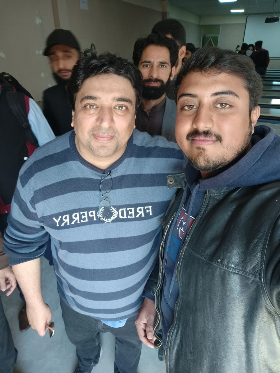 awaisyr's tweet photo. HAPPY BIRTHDAY SIR @beinggurudotcom May you live long and many many happy returns of the day. jahan pna tusi great ho 😍❤
بس اک ہی خواہش ہے بندہ اے شگرد کی
کٹے میری تمام عمر تیری ہی شاگردی کے 
                            زیرے سایہ                    
#letsconnect https://t.co/aCAD05HOgH