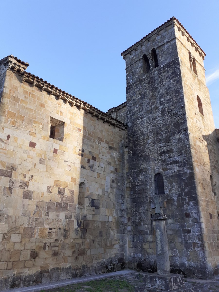 ARENISCASstone's tweet image. La arenisca viene siendo utilizada desde tiempos inmemoriales como material constructivo. Colegiata de Santa Cruz de Castañeda, Cantabria.