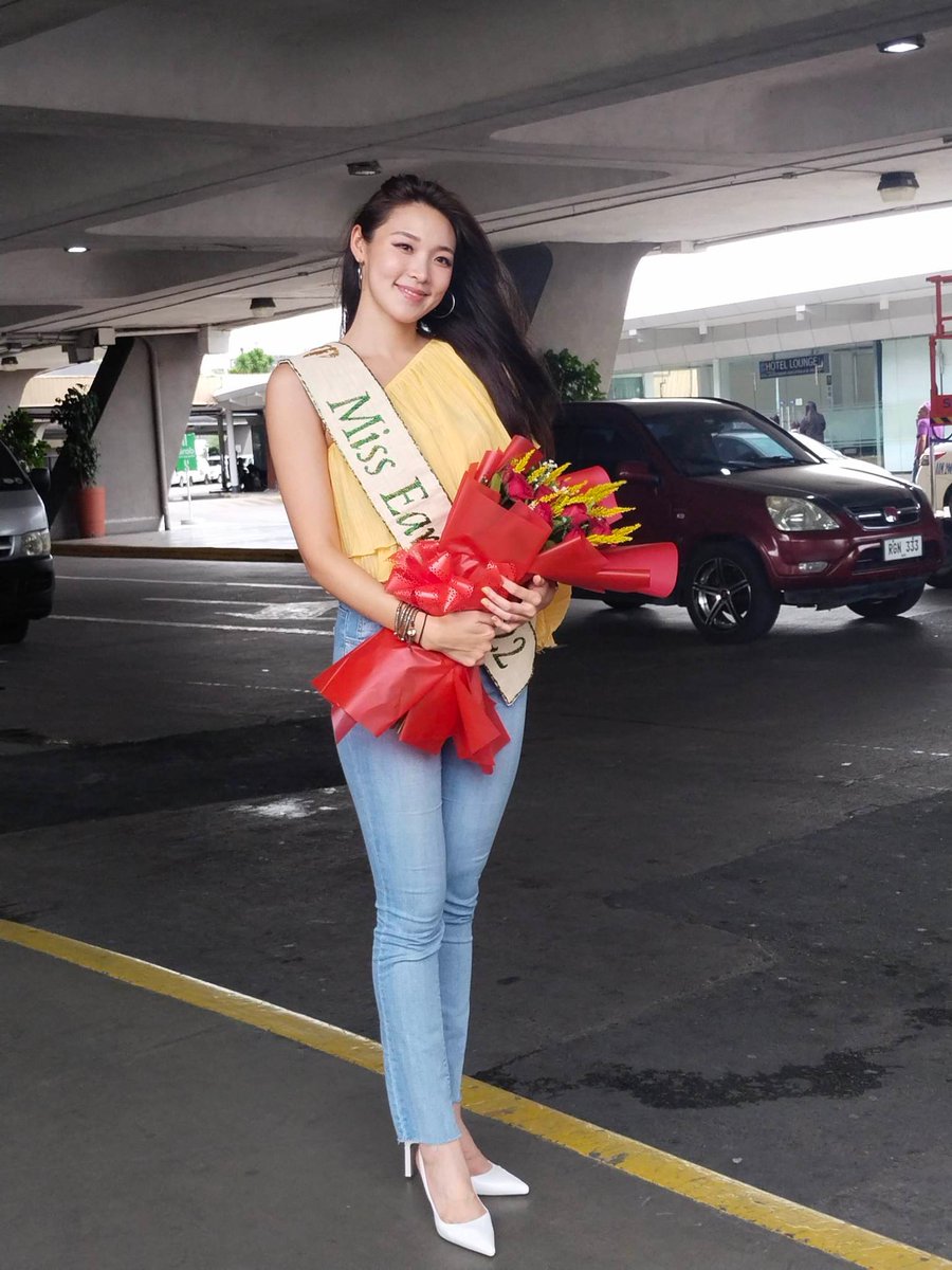 MissEarth's tweet photo. #MissEarth 2022 Mina Sue Choi welcomed by some of Filipino fans at NAIA. https://t.co/7gxdIvoqRp