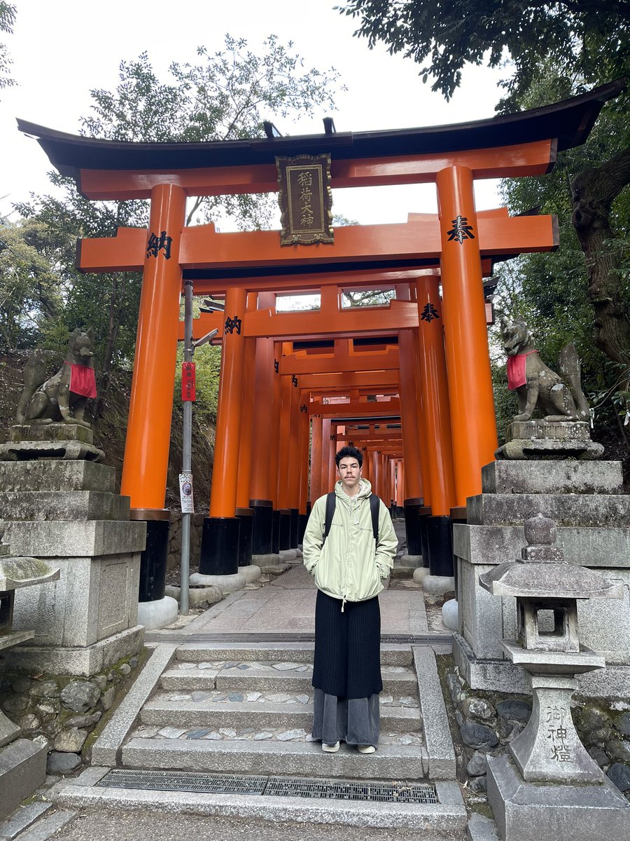 hi___bae68's tweet photo. I love taking ironic yet un-ironic tourist photos. It’s a joke yet it’s not¡ https://t.co/kBTgBrgXqE