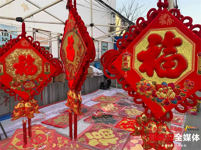 AmazingTaian's tweet photo. 🎉🏮The big bazaar in #Taian's Shengzhuang town is a hot place to go as #ChineseNewYear draws closer. People are busy buying couplets, red lanterns, sugar-coated haws, fresh meat, and snacks, returning from the market with a full load.🛍️ #TaianSpringFestival #DynamicTaian https://t.co/9bQNouUWBJ
