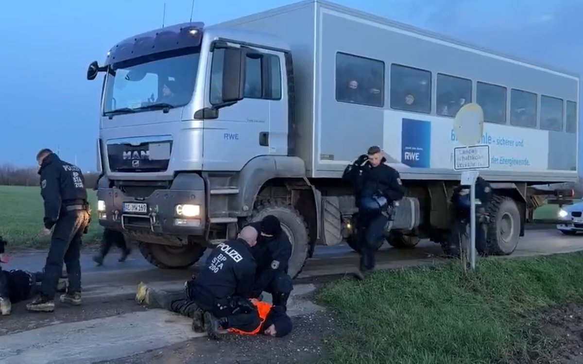 Was man so braucht als Braunkohle-Konzern: 
- Einen Gefangenentransporter für rabiate Klimaschützer
- Ein paar Polizisten, die einem Weg freimachen
- Auf dem Fahrzeug die Aufschrift „#RWE - sicher und flexibel für die Energiewende“, damit alle wissen, wofür man da unterwegs ist..