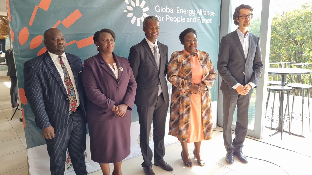 EnergyAlliance's tweet photo. We’re here at the closing ceremony of the PPA negotiations &amp; financial modelling training in Uganda for 🇸🇱🇲🇼 with Permanent Secretary, Ministry of Energy &amp; Mineral Development of 🇺🇬, Irene Batebe &amp; @EnergyAlliance VP for Africa, @ngangaj📷 

#LetsChangeEnergy https://t.co/GS2IupM5O4